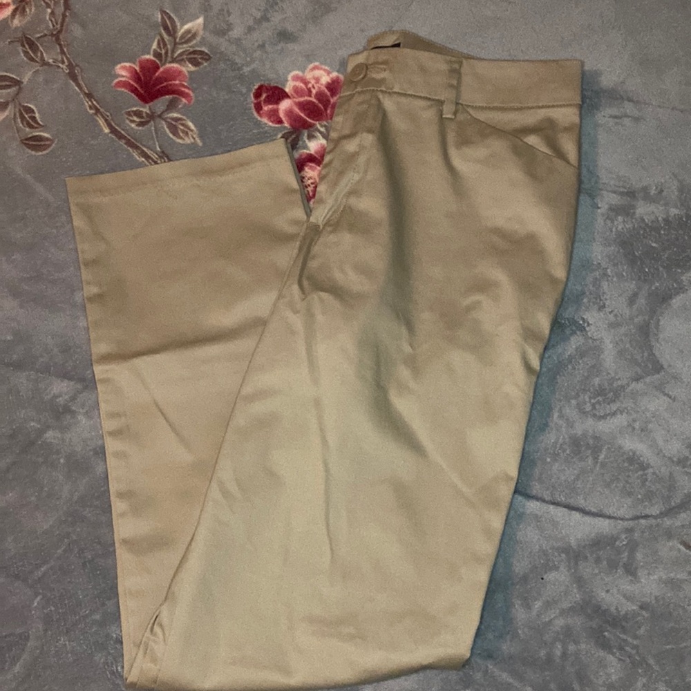 Lee, Relaxed fit, Straight leg and Mid Rise. Color: Khaki